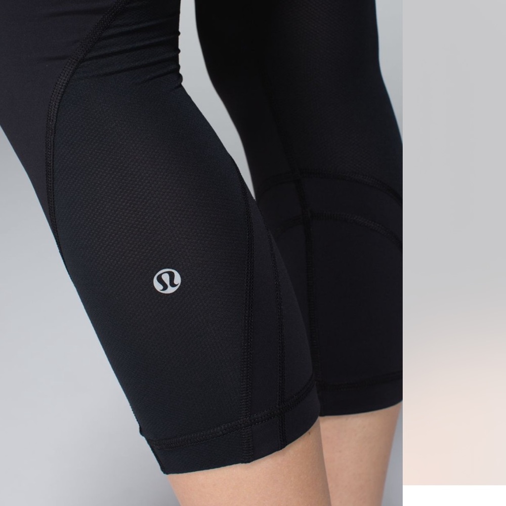 lululemon athletica cropped leggings in black pre owned